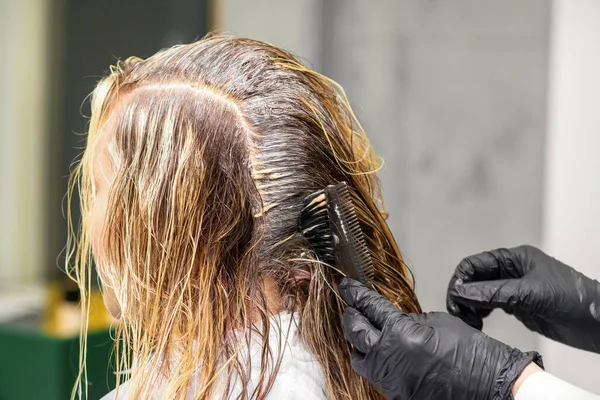 Een Kapper Zwarte Handschoenen Brengt Borstelkleur Aan Het Haar Van — Stockfoto