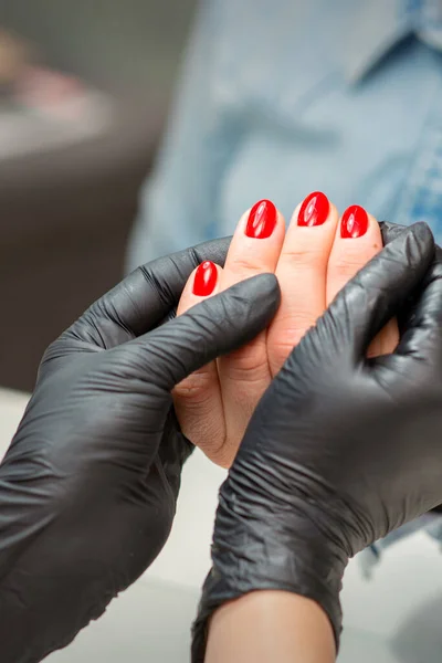 Onderzoek Van Gemanicuurde Nagels Handen Van Manicure Meester Zwarte Handschoenen — Stockfoto