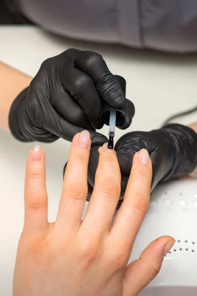 Nägel Einer Frau Lackieren Maniküre Hände Schwarzen Handschuhen Tragen Einem — Stockfoto