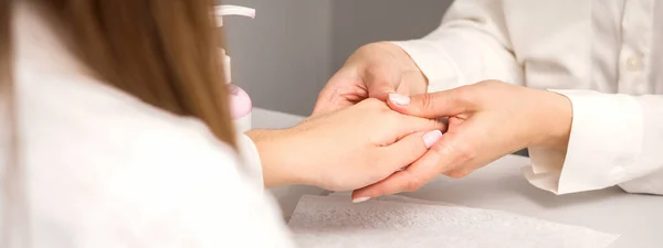 Manicure Mistrz Masażu Kobiece Ręce Przed Zabiegiem Paznokci Salonie Paznokci — Zdjęcie stockowe