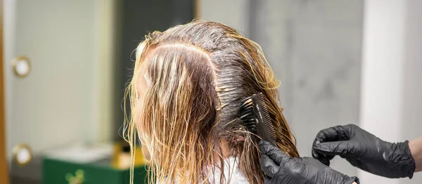 Een Kapper Zwarte Handschoenen Brengt Borstelkleur Aan Het Haar Van — Stockfoto