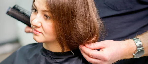 Kadın Saçı Stili Erkek Kuaför Güzellik Salonunda Genç Bir Kadın — Stok fotoğraf