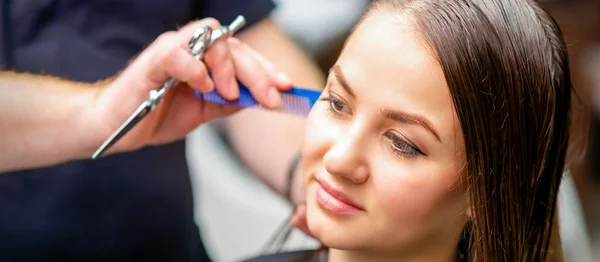 Styling Capelli Femminili Maschio Parrucchiere Acconciatura Una Giovane Donna Salone — Foto Stock