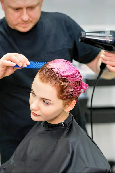 Een Kapper Het Drogen Van Roze Haren Van Jonge Vrouw — Stockfoto