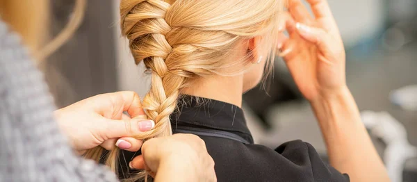 Braiding Braid Hands Female Hairdresser Braids Long Braid Blonde Woman — Stock Photo, Image