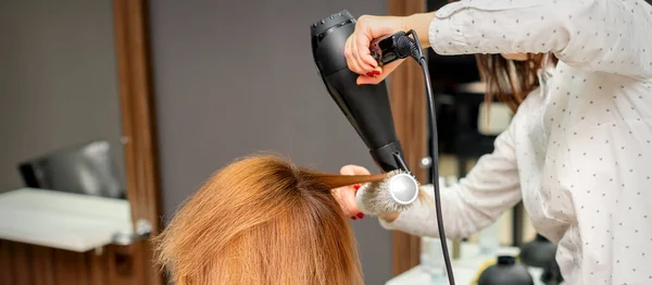 Haar Drogen Haarstudio Vrouwelijke Kapper Stylist Droogt Haar Met Een — Stockfoto