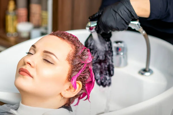 Mycie Farbowanych Kobiecych Włosów Profesjonalny Fryzjer Myje Różowy Kolor Farby — Zdjęcie stockowe