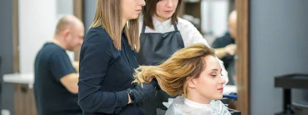 Dwie Fryzjerki Przygotowują Długie Włosy Młodej Kobiety Robiącej Loki Fryzurę — Zdjęcie stockowe