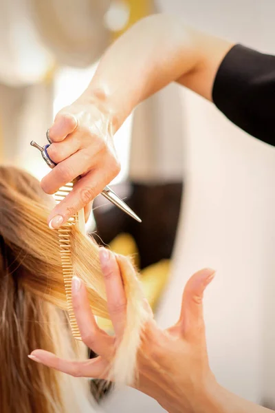 Női Szőke Haj Vágása Fodrász Egy Fiatal Kaukázusi Haját Vágja — Stock Fotó