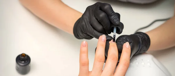 Nagels Van Een Vrouw Schilderen Handen Van Manicure Zwarte Handschoenen — Stockfoto