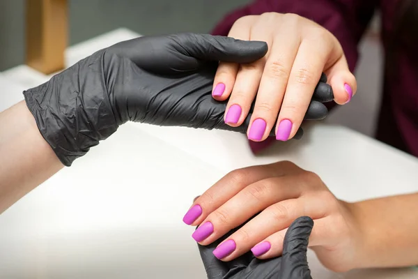 Undersökning Manikyrerade Naglar Händer Manikyr Mästare Svarta Handskar Undersöker Kvinnliga — Stockfoto
