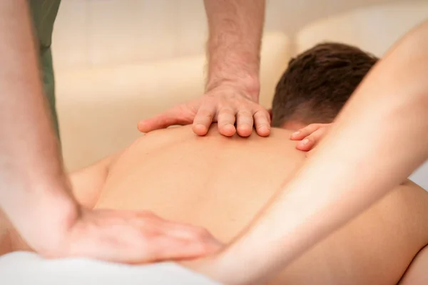 Jovem Recebendo Massagem Nas Costas Quatro Mãos Salão Beleza Spa — Fotografia de Stock
