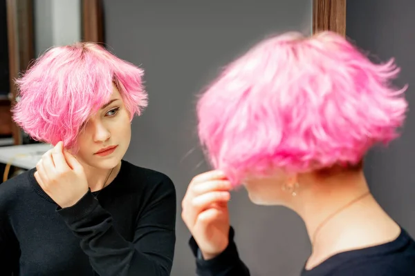 Piękna Młoda Kaukaska Kobieta Patrząc Jej Krótkie Różowe Włosy Lustrze — Zdjęcie stockowe
