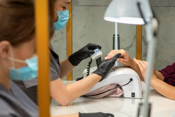 Due Donne Che Ricevono Trattamento Manicure Nel Salone Bellezza — Foto Stock