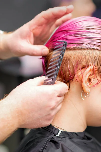 Cabelo Feminino Estilo Cabeleireiro Masculino Faz Penteado Para Uma Jovem — Fotografia de Stock