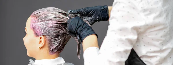 Ein Friseur Trägt Farbe Auf Das Haar Einer Kundin Auf — Stockfoto