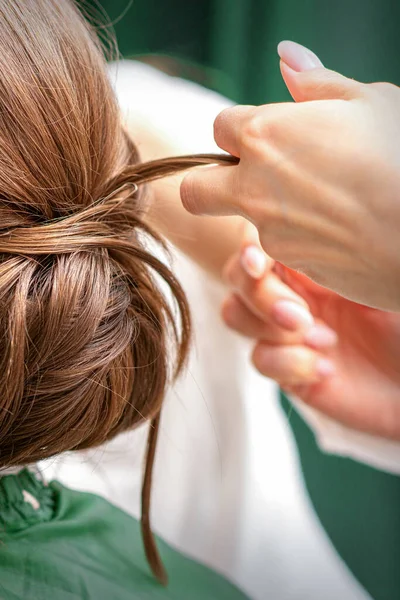 Professionele Kapper Doet Kapsel Voor Een Mooie Brunette Jonge Vrouw — Stockfoto