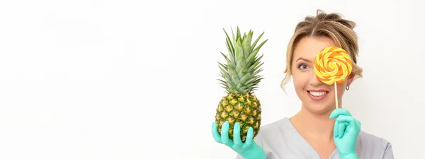 Schöne Lächelnde Kosmetikerin Mit Frischer Ananas Und Bedeckt Ihr Auge — Stockfoto