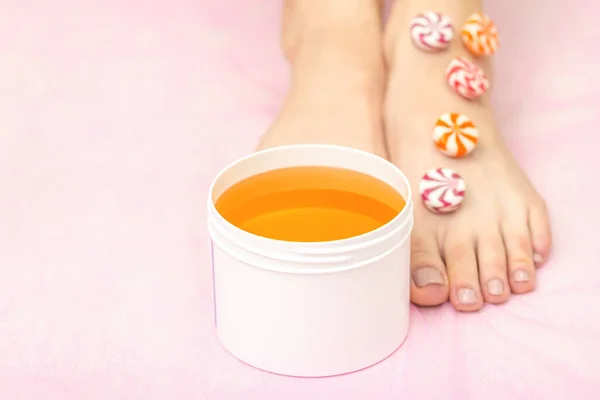 Candies Lying Row Female Feet White Jar Sugar Paste Pink — Stock Photo, Image