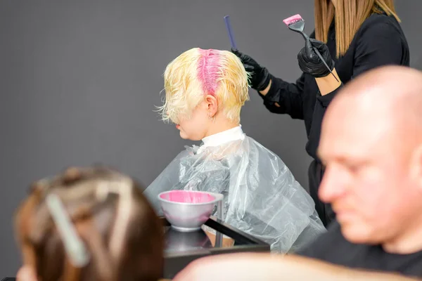 Colorare Capelli Femminili Nel Salone Parrucchiere Giovane Donna Che Capelli — Foto Stock