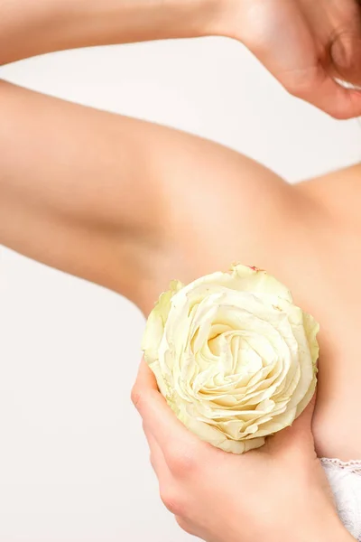 Detail Ženské Podpaží Bílou Růží Květiny Izolované Bílém Pozadí — Stock fotografie