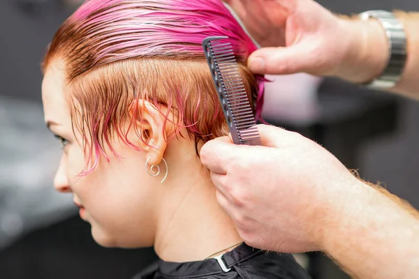 Cabelo Feminino Estilo Cabeleireiro Masculino Faz Penteado Para Uma Jovem — Fotografia de Stock