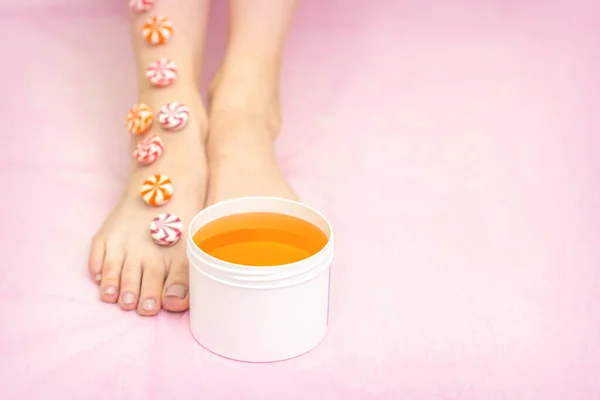 Candies Lying Row Female Feet White Jar Sugar Paste Pink — Stock Photo, Image