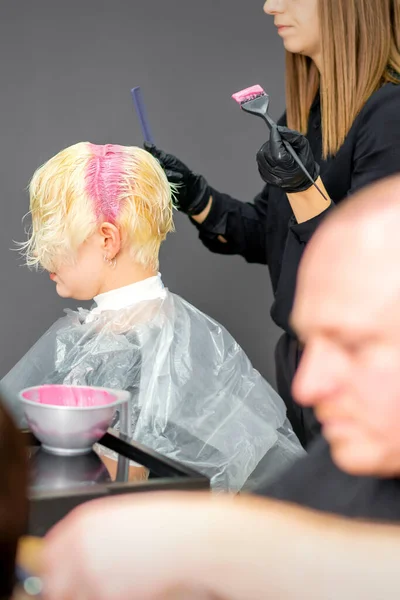 Farbowanie Włosów Kobiet Salonie Fryzjerskim Młoda Kobieta Farbowana Przez Kosmetyczkę — Zdjęcie stockowe