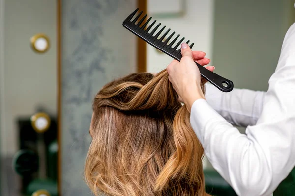 Женщина Парикмахер Расчесывает Длинные Каштановые Волосы Молодой Женщины Гостиной — стоковое фото