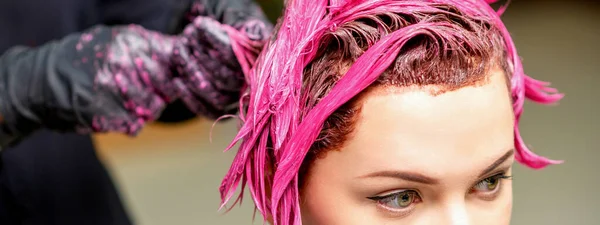 Profesjonalny Fryzjer Używa Pędzla Nakładania Różowego Barwnika Włosy Koncepcja Farbowania — Zdjęcie stockowe