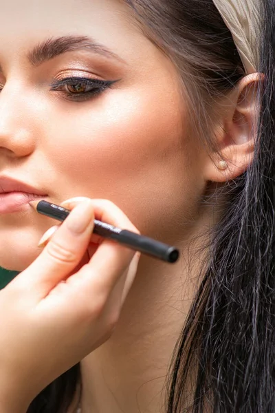 Makeup Professionell Konstnär Eller Kosmetolog Målar Kontur Läppar Ung Kvinna — Stockfoto