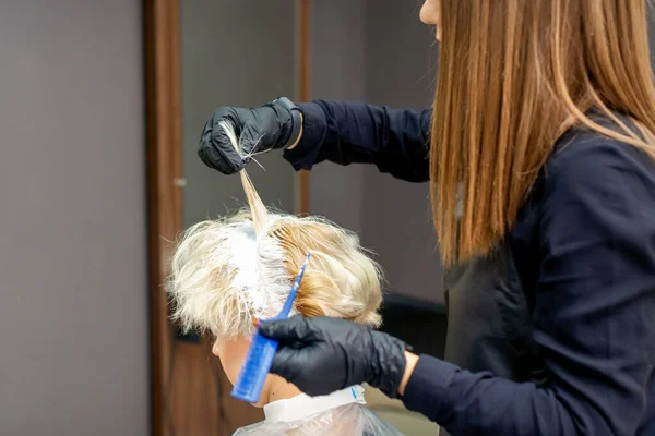 Colorare Capelli Femminili Nel Salone Parrucchiere Giovane Donna Che Capelli — Foto Stock