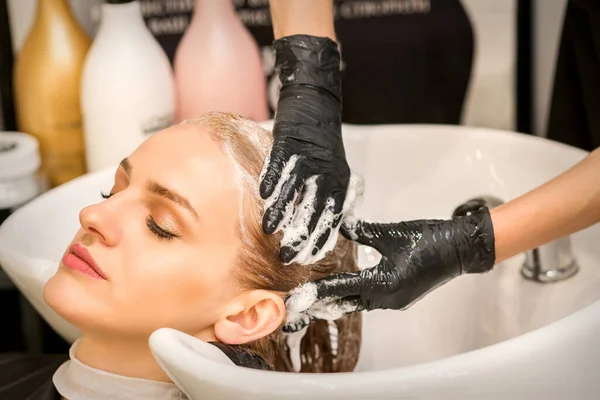Młoda Kaukaska Blondynka Mając Włosy Myte Zlewie Salonie Piękności — Zdjęcie stockowe