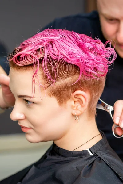 Frau Mit Neuem Haarschnitt Ein Männlicher Friseur Schneidet Einem Friseursalon — Stockfoto