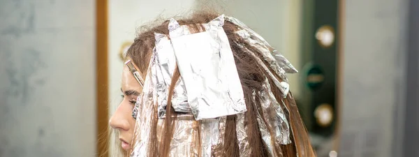 Волосы Сорваны Время Окрашивания Волос Молодой Женщины Парикмахерской Крупным Планом — стоковое фото