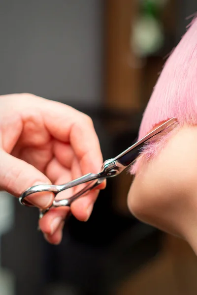 Vrouwelijk Haar Knippen Hand Van Een Kapper Knippen Korte Roze — Stockfoto