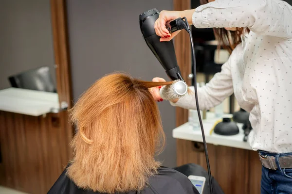 Suszenie Włosów Studiu Fryzjerskim Kobieta Fryzjer Stylista Suszy Włosy Suszarką — Zdjęcie stockowe