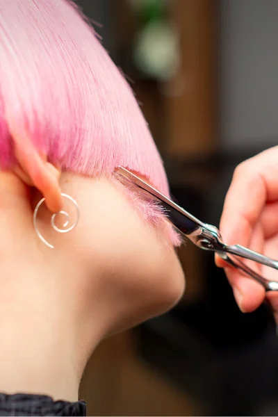 Das Schneiden Weiblicher Haare Hand Eines Friseurs Schneidet Kurze Rosa — Stockfoto