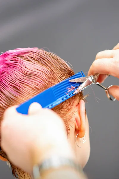 Profesjonalny Fryzjer Obcina Krótkie Różowe Włosy Nożyczkami Salonie Fryzjerskim Bliska — Zdjęcie stockowe