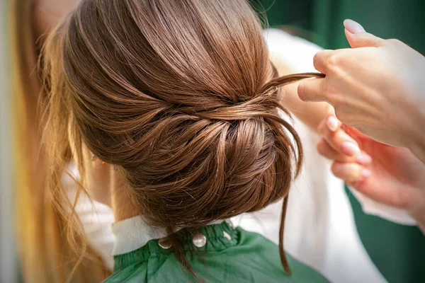Cabeleireiro Profissional Fazendo Penteado Para Uma Bela Morena Jovem Com — Fotografia de Stock