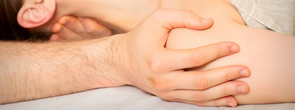 Massagista Masculino Massageando Ombro Uma Jovem Deitada Uma Mesa Massagem — Fotografia de Stock