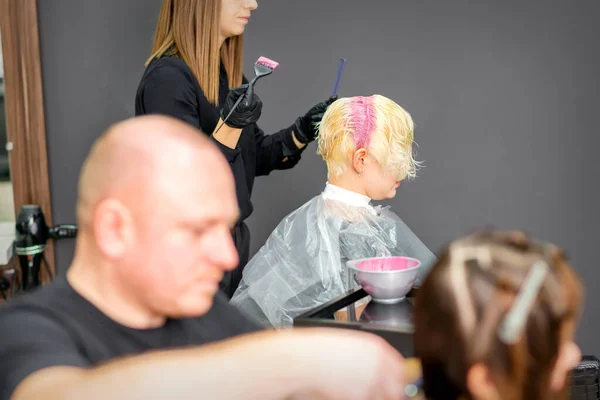 Vrouw Haar Kleuren Kapsalon Jonge Vrouw Met Haar Haar Geverfd — Stockfoto