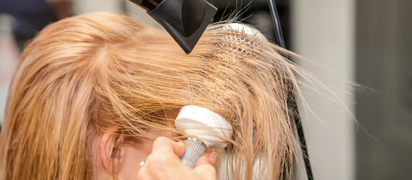 Kapper Hand Drogen Blond Haar Met Een Haardroger Ronde Borstel — Stockfoto