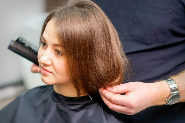 Stijlvol Vrouwelijk Haar Man Kapper Maakt Kapsel Voor Een Jonge — Stockfoto