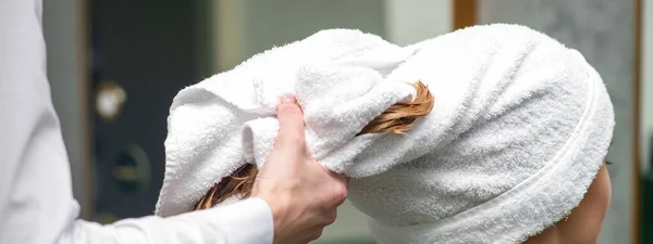 美容室で洗っていた若い女性のぬれた髪をタオルで包んでいる美容室 — ストック写真