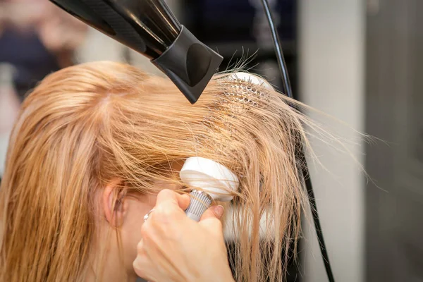 Fryzjer Ręka Suszenie Blond Włosy Suszarką Włosów Okrągłą Szczotką Salonie — Zdjęcie stockowe