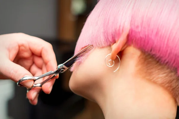 Обрізання Волосся Жінки Рука Перукаря Ріже Коротке Рожеве Волосся Молодої — стокове фото