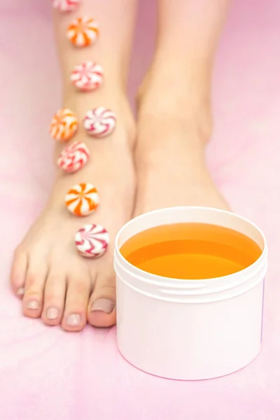 Candies Lying Row Female Feet White Jar Sugar Paste Pink — Stock Photo, Image