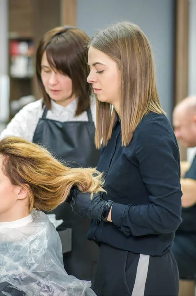 Due Parrucchieri Femminili Preparano Capelli Lunghi Una Giovane Donna Che — Foto Stock