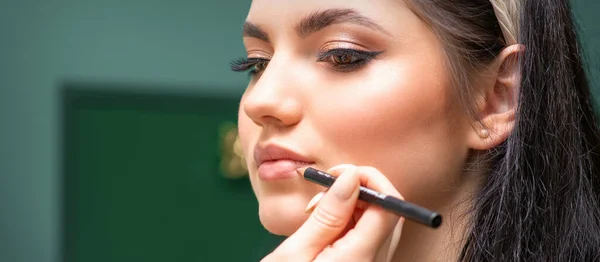 Makeup Profesionální Umělec Nebo Kosmetolog Maluje Obrysové Rty Mladé Ženy — Stock fotografie